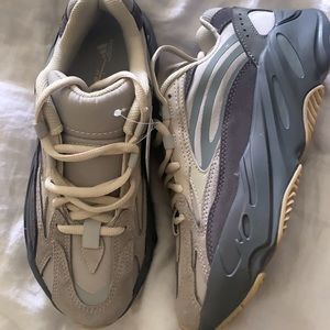 Adidas Yeezy 700 V2